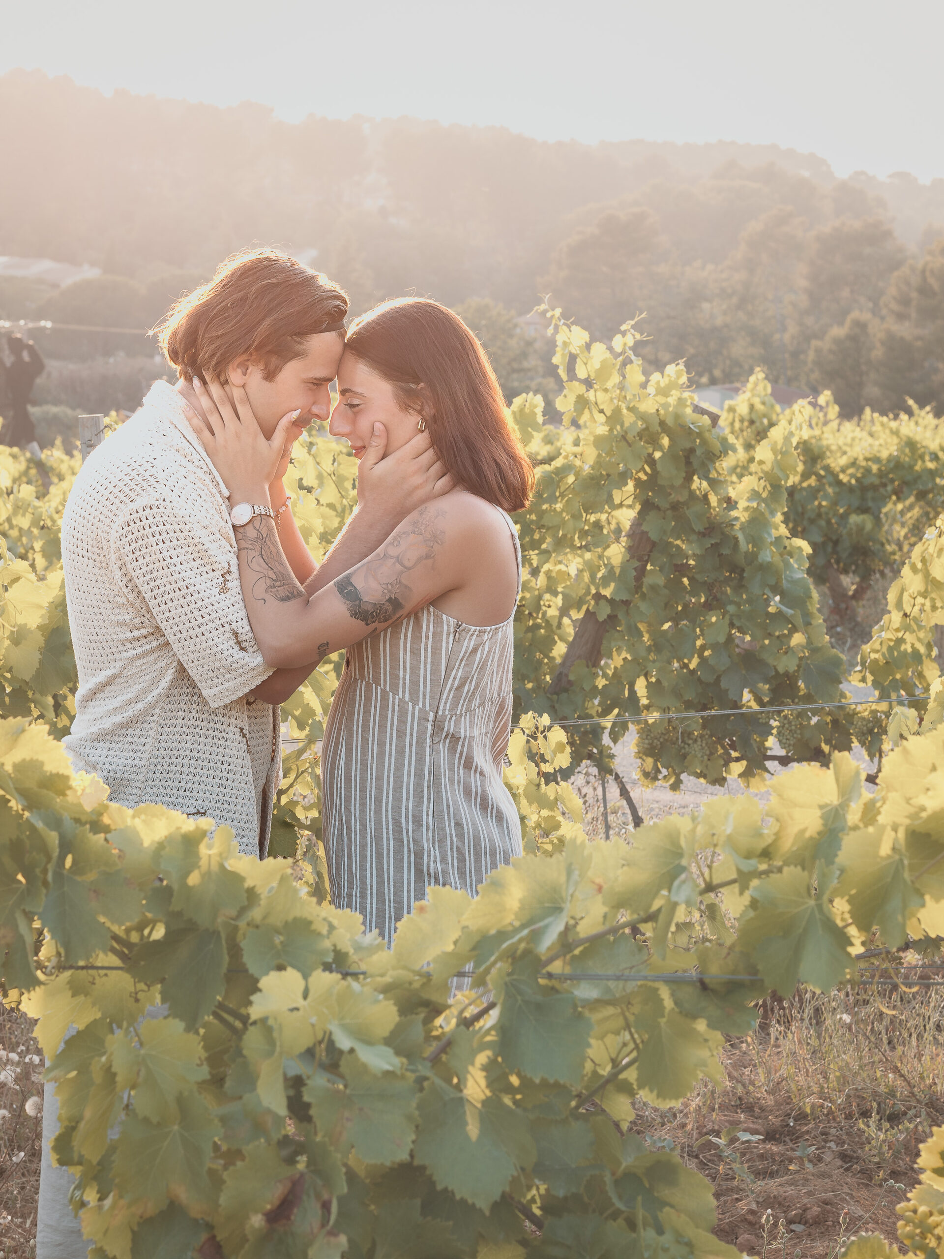 Séance photo de couple dans un champ de vigne, Photographe Draguignan