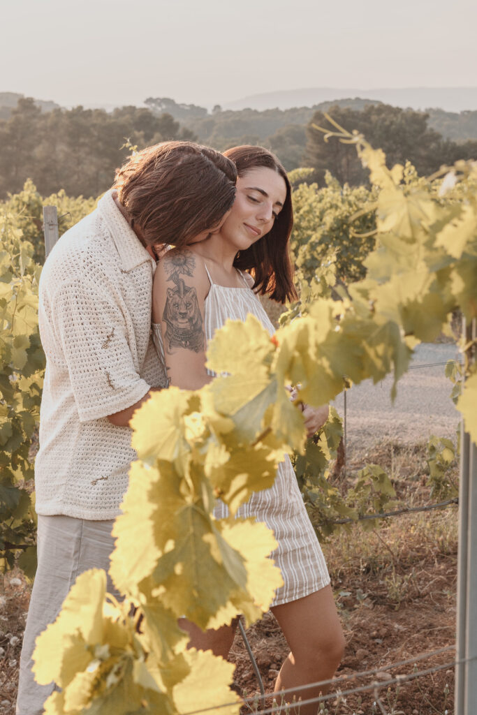 Photo de couple naturelles, photographe dans le haut-var