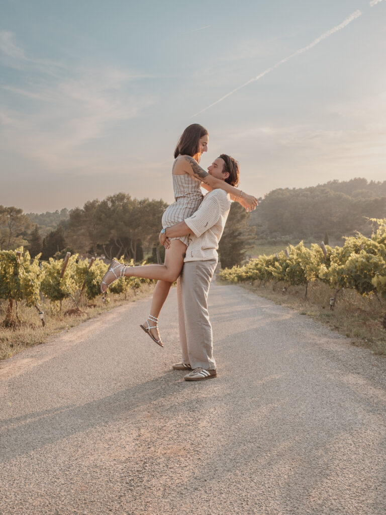 Photo de couple dans les vignes, photographe entre Lorgues Draguignan