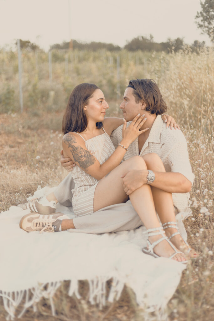 Photo de couple au naturel, en extérieur entre Lorgues et Draguignan 