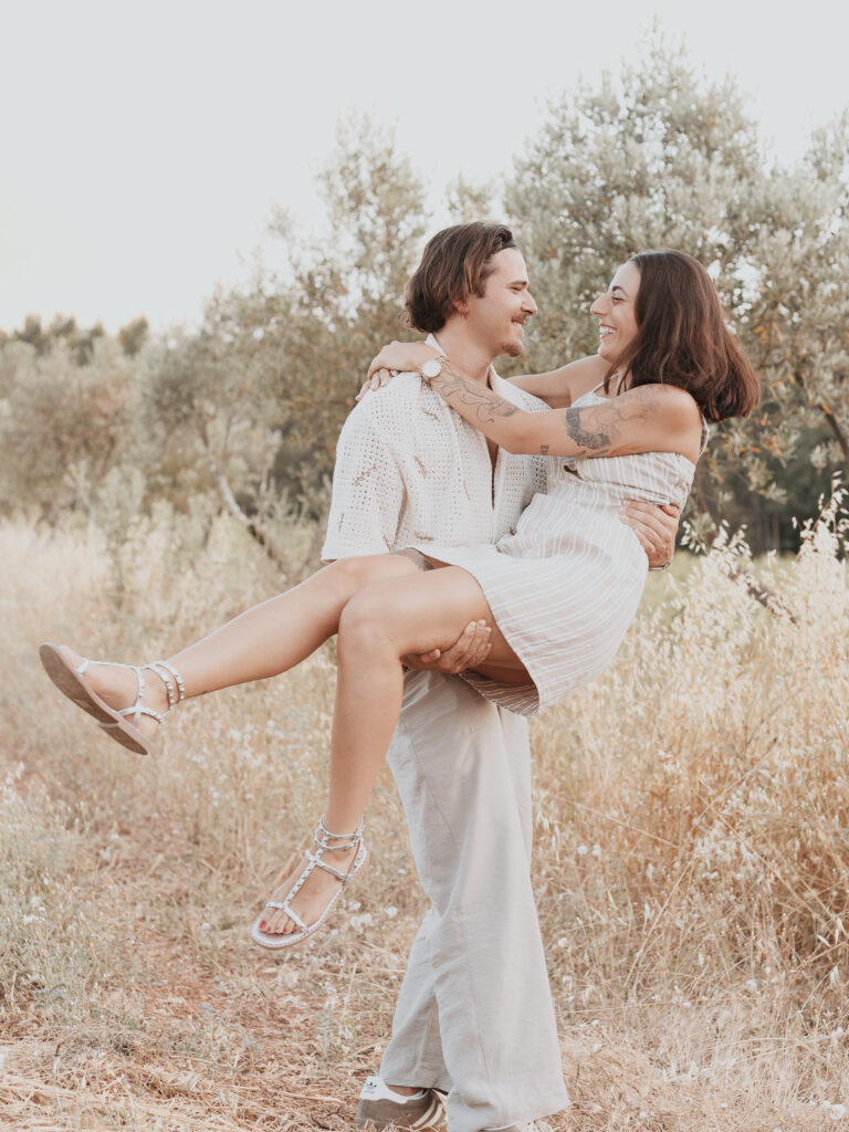 Photo de couple au naturel, en extérieur entre Lorgues et Draguignan 