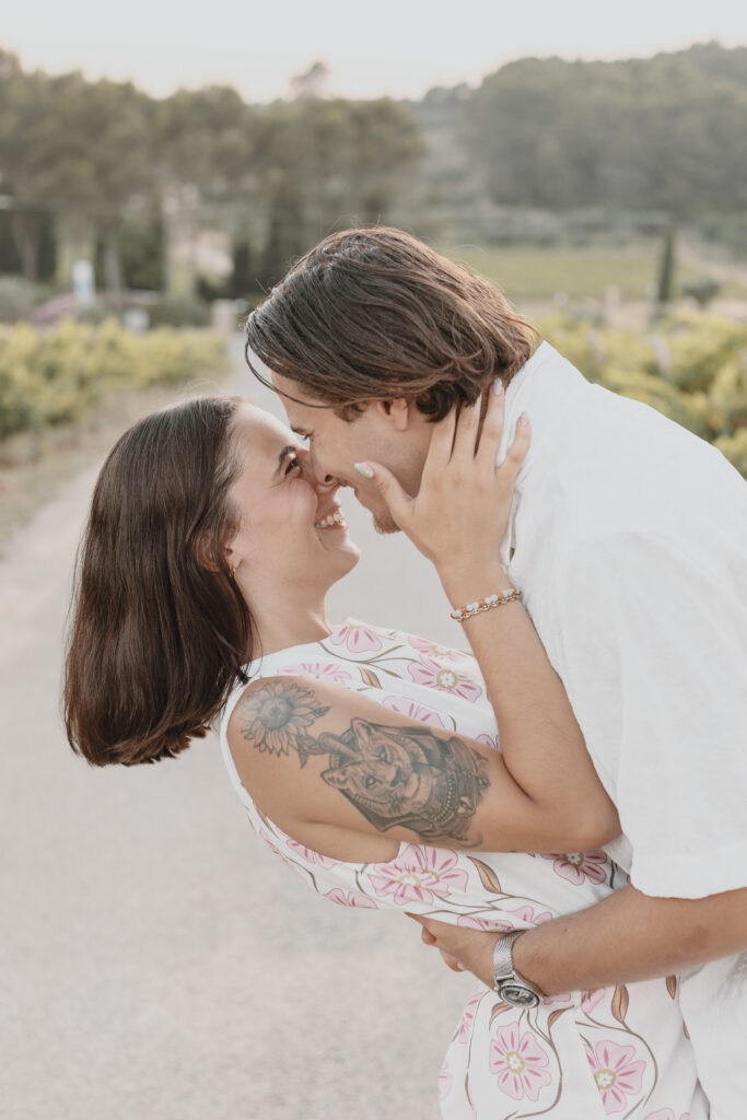 Photo de couple au naturel, en extérieur entre Lorgues et Draguignan 
