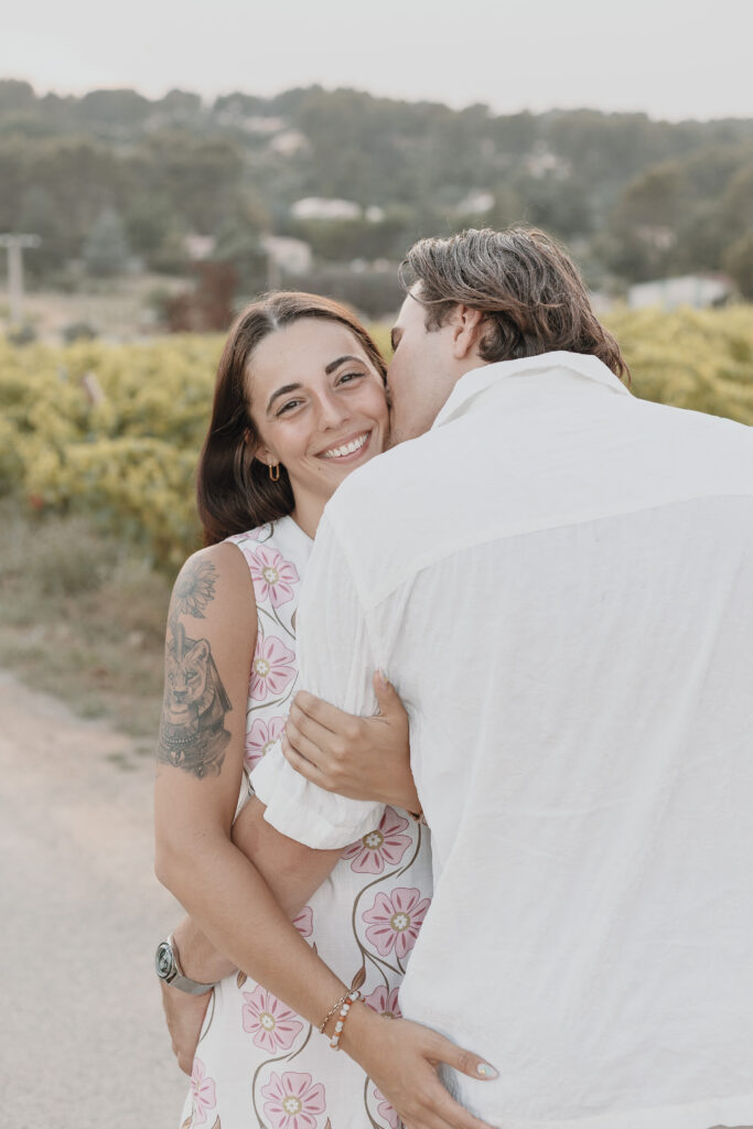 Photo de couple au naturel, en extérieur entre Lorgues et Draguignan 