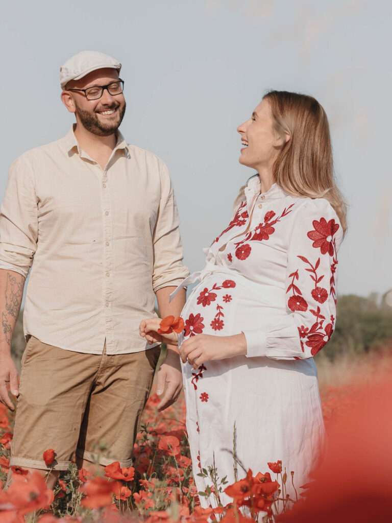 Photographe de grossesse dans les champs de coquelicots Haut-Var