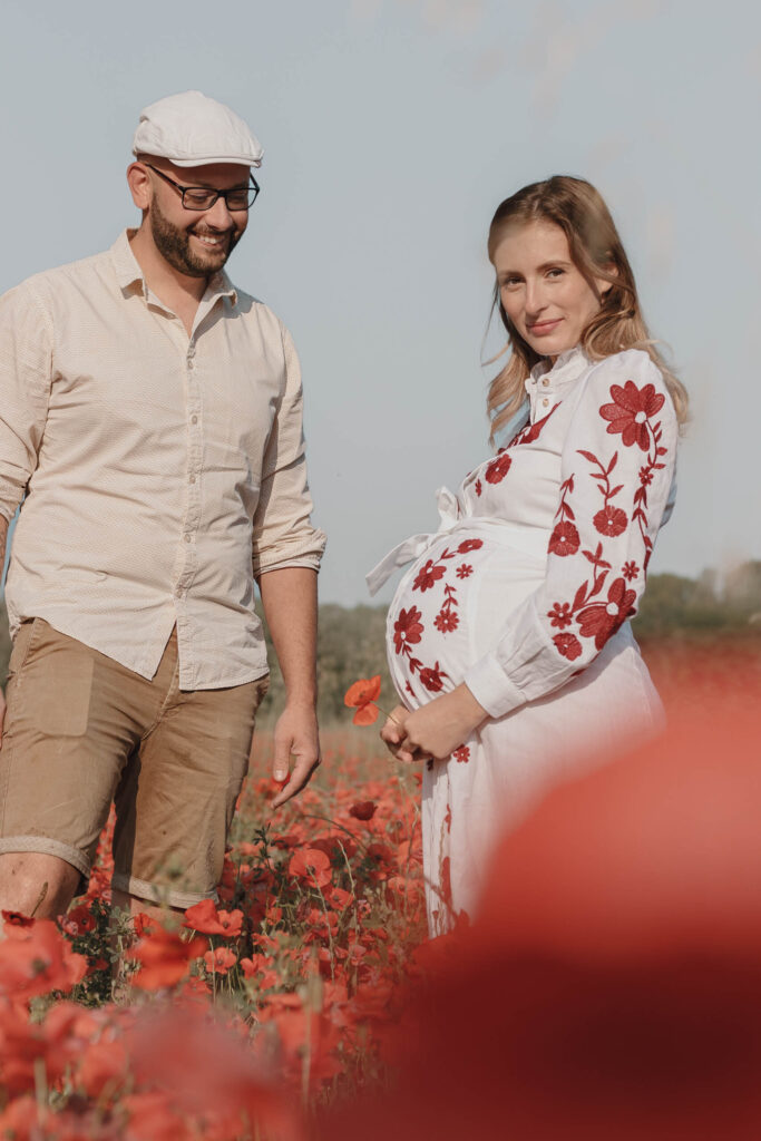Photographe de grossesse dans les champs de coquelicots Haut-Var