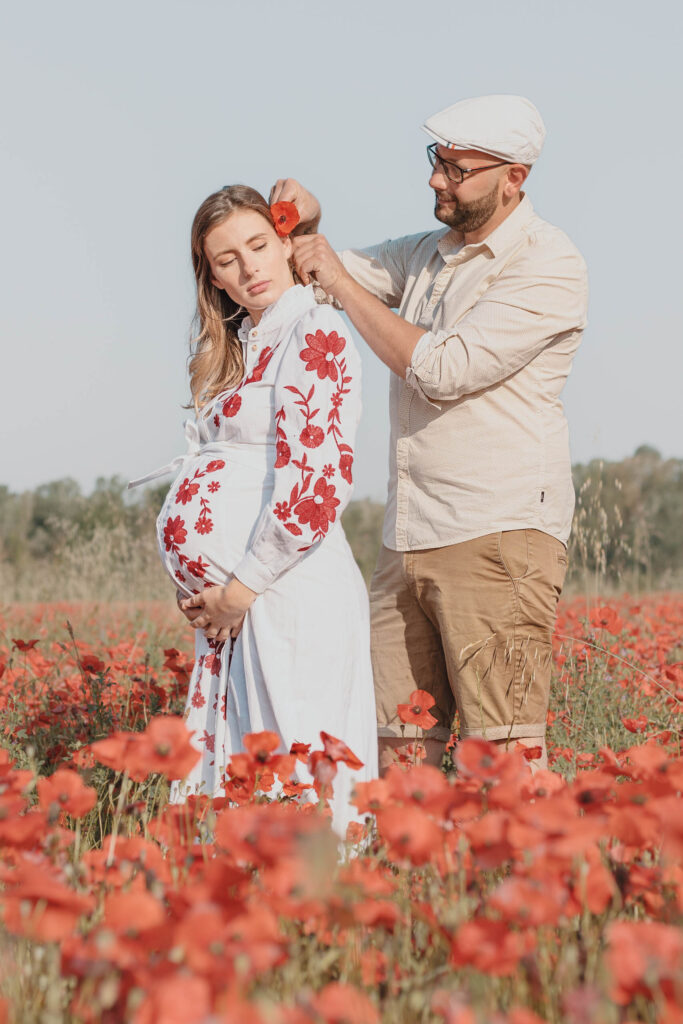 Shooting photo de grossesse dans les champs de coquelicots Haut-Var