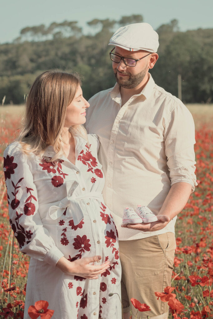 Shooting photo en couple dans les champs de coquelicots Lorgues