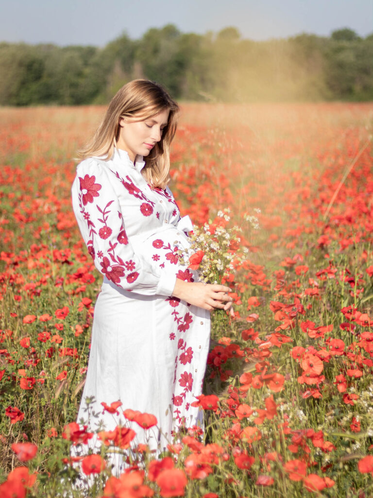 Shooting photo de grossesse dans les champs de coquelicots Carcès dans le Haut-Var