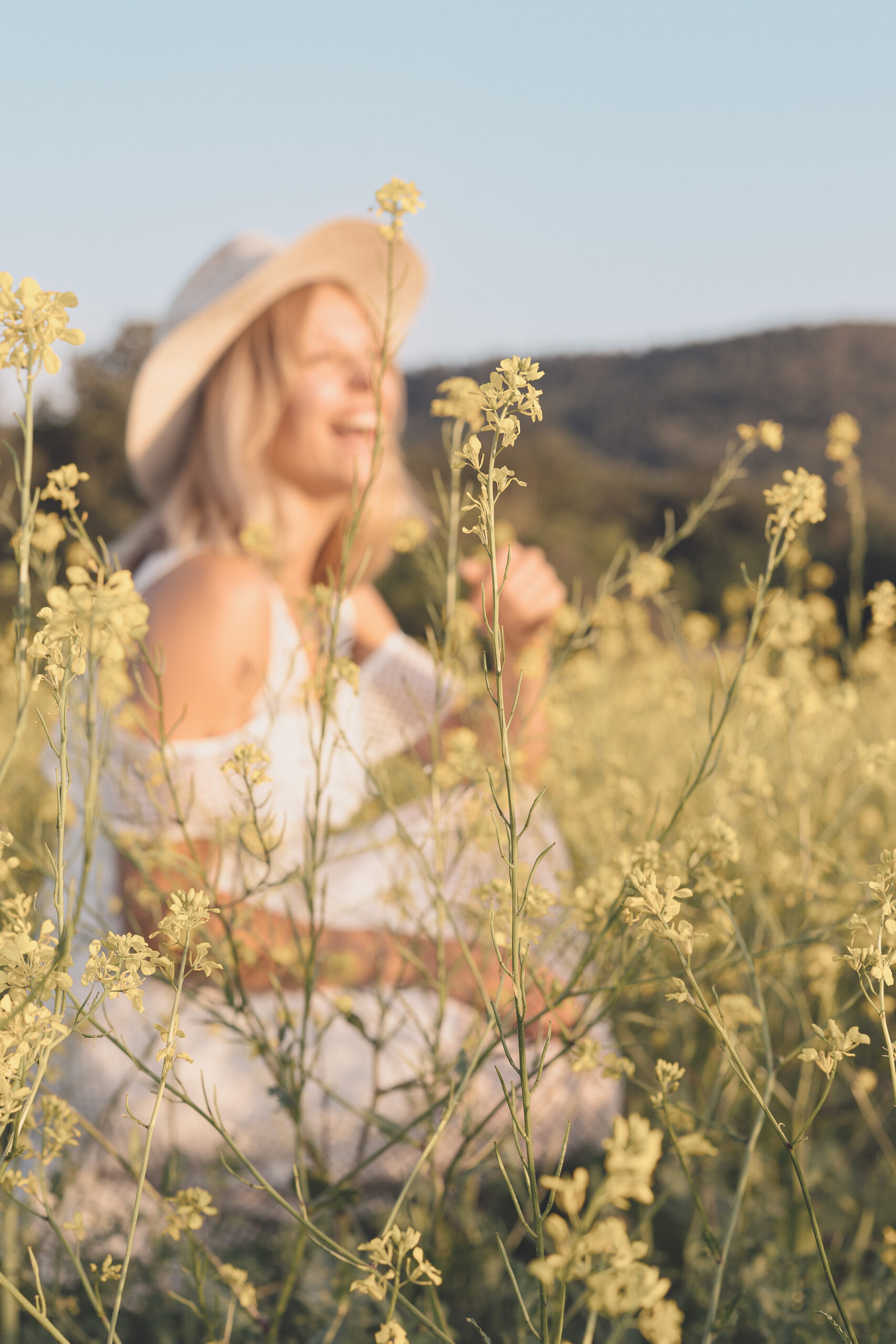 Photo shooting en pleine nature, sourire naturel lumière naturelle