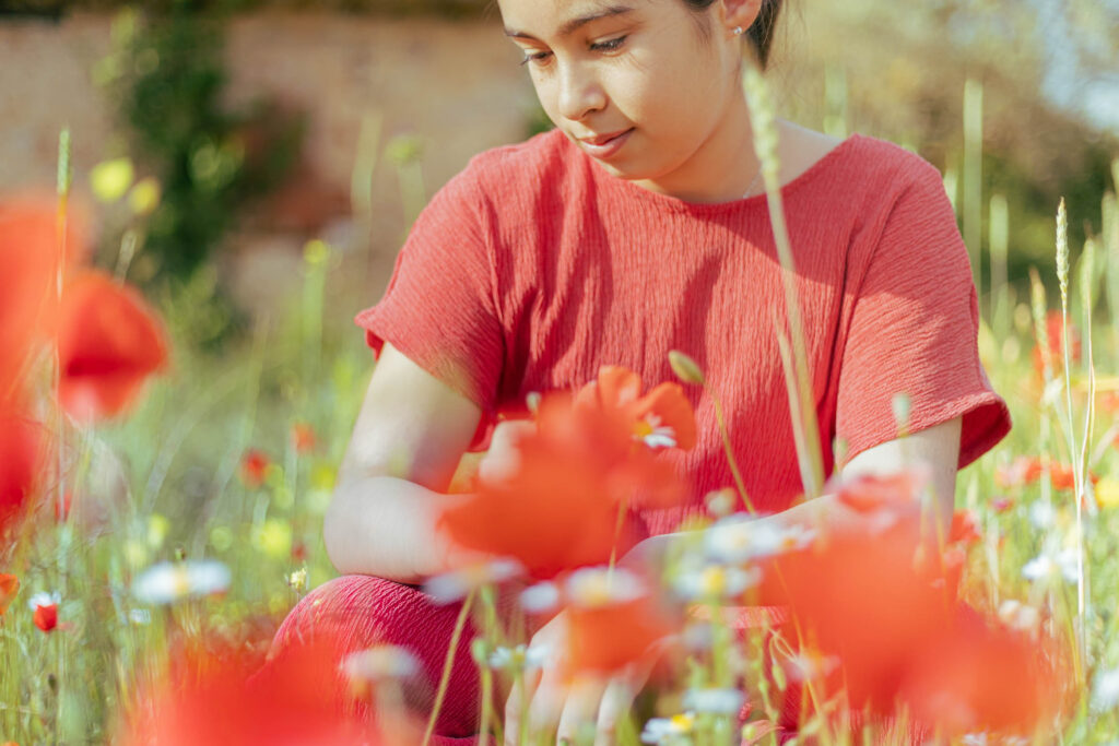 Photographe de familles dans les champs de coquelicots Haut-Var